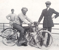 Mario Acerboni in sella ad una moto Frera