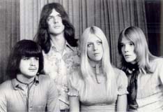 Glia Analogy in un'immagine degli anni '70 e la copertina del loro primo album