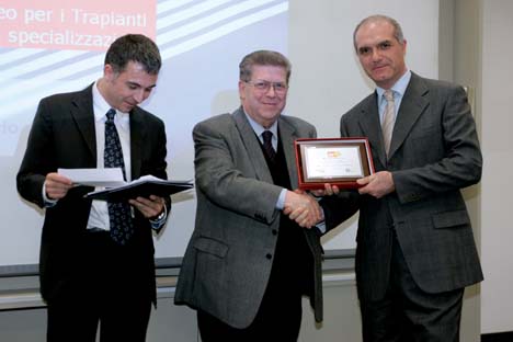 Il Presidente della Camera di Commercio di Varese, Bruno Amoroso premia Ismett nella categoria "Progetti aziendali interni"