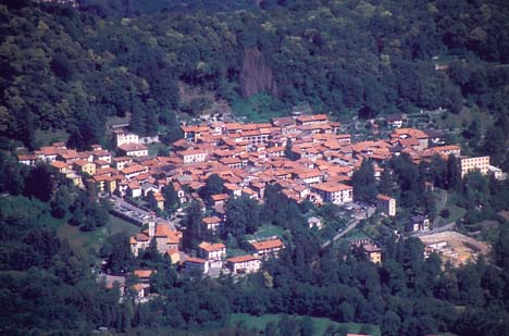 Il borgo di Castello Cabiaglio immerso nel verde della Valcuvia