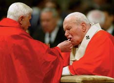 Giovanni Paolo II, riceve la comunione dal cardinale Joseph Ratzinger