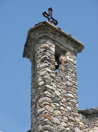 Il campanile triangolare e un affresco nella chiesuola dell'Alpe San Michele