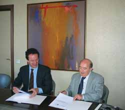 Nella foto: la firma dell'intesa: da sinistra, il Vice Presidente dell'Unione Industriali Luigi Prevosti e il Dirigente del C.S.A. Antonio Lupacchino