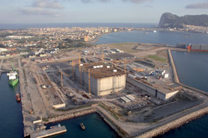 Il rigassificatore Edison in costruzione ad Algeciras - Spagna. Sullo sfondo, la Rocca di Gibilterra