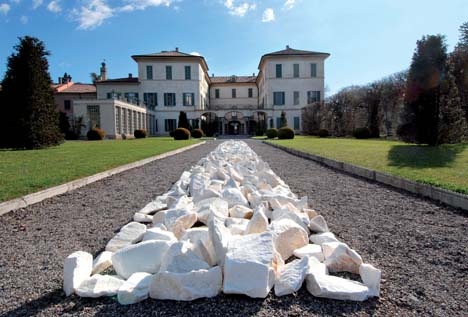 Richard Long Carrara Line, 1985 marble stones, 1430 x 135 cm Panza Collection Giardino - Villa Panza